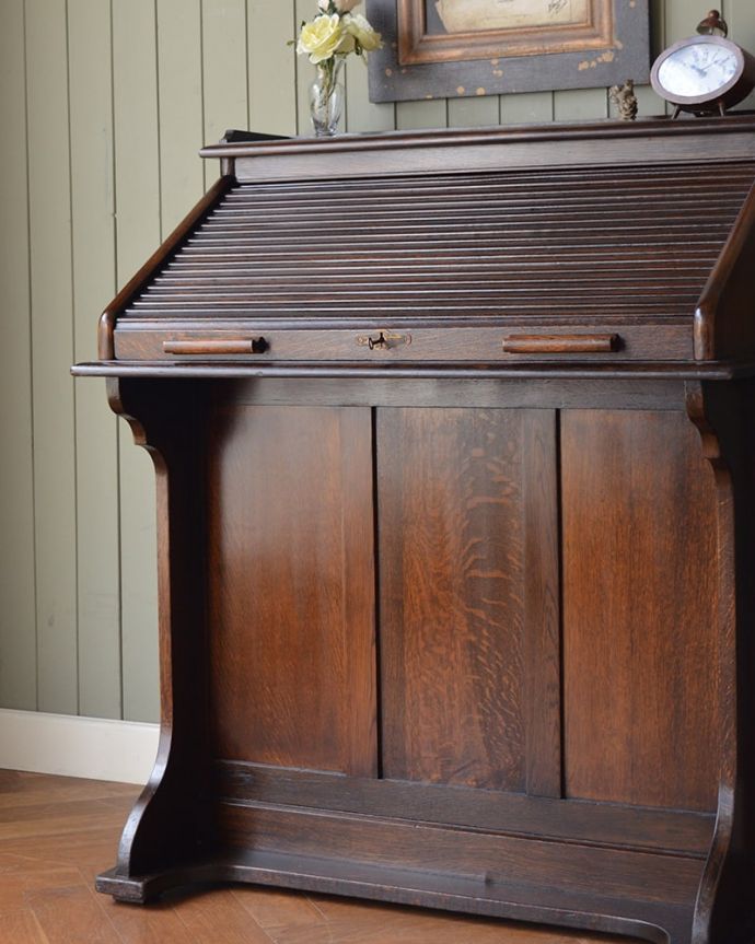 ビューロー　アンティーク家具　英国から届いためずらしいアンティーク家具、ロールアップ扉のライティングビューロー。アンティークだから手に入る木目の美しさ高級な木材の木目が美しい部分だけを使って造られたビューローは木目自体が装飾。(q-2048-f)