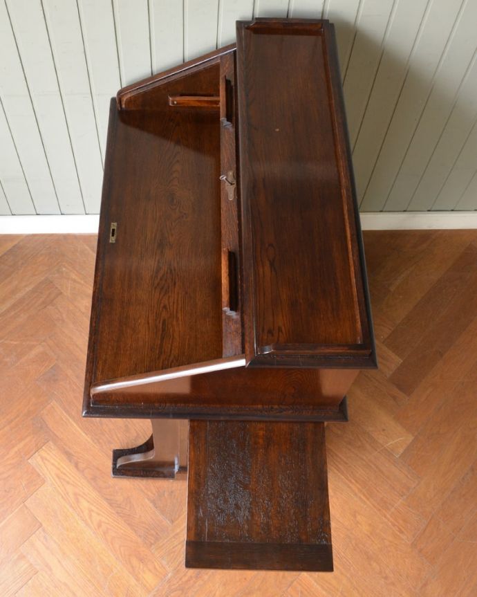 ビューロー　アンティーク家具　英国から届いためずらしいアンティーク家具、ロールアップ扉のライティングビューロー。上から見ると･･･横から作業台が登場！もちろん、専門の職人がしっかり修復したので、こんなにキレイです。(q-2048-f)