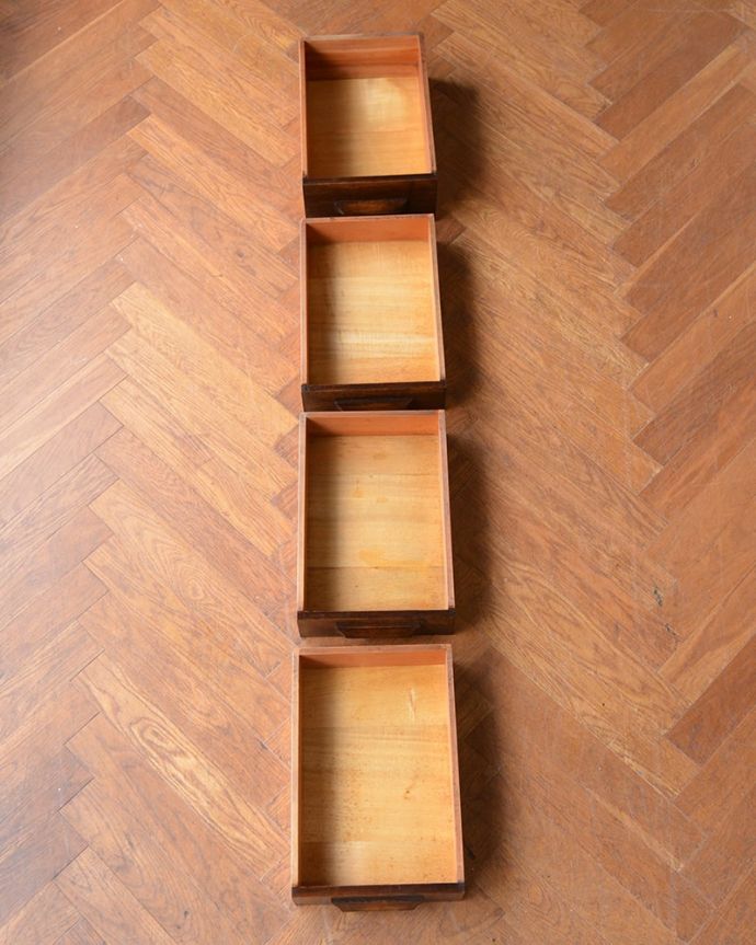 ビューロー　アンティーク家具　英国から届いためずらしいアンティーク家具、ロールアップ扉のライティングビューロー。いろいろ入って便利もちろん引き出しの中もキレイに修復したので、いろんなものを収納して下さい。(q-2048-f)