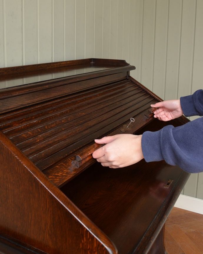 ビューロー　アンティーク家具　英国から届いためずらしいアンティーク家具、ロールアップ扉のライティングビューロー。あっという間に簡単デスクめずらしいロールアップタイプ！もちろん女性でも簡単に、あっという間にデスクが登場です。(q-2048-f)