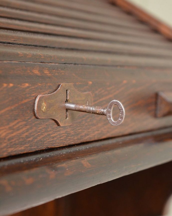 ビューロー　アンティーク家具　英国から届いためずらしいアンティーク家具、ロールアップ扉のライティングビューロー。ビューロー部分もカギで開け閉めデスクになる扉もカギで開け閉め出来るから、クルっと回す度になんだかワクワクしちゃうんです。(q-2048-f)