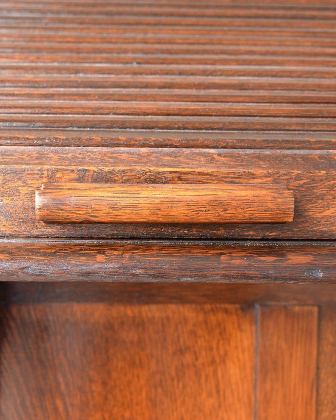 ビューロー　アンティーク家具　英国から届いためずらしいアンティーク家具、ロールアップ扉のライティングビューロー。いろんな場所にアンティークらしさ上に持ち上げやすい取っ手もアンティークらしいこだわったデザイン。(q-2048-f)