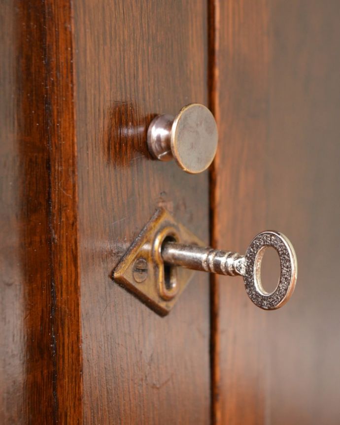 ビューロー　アンティーク家具　英国から届いためずらしいアンティーク家具、ロールアップ扉のライティングビューロー。大切なものも収納出来ますおとぎ話に出てくるような可愛いアンティークの鍵が付いています。(q-2048-f)