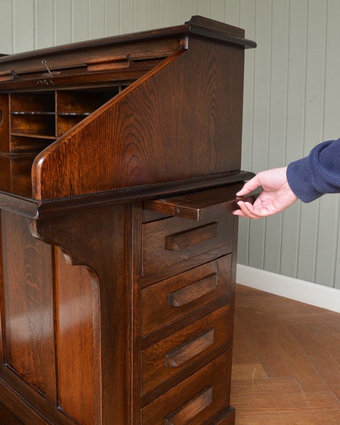 ビューロー　アンティーク家具　英国から届いためずらしいアンティーク家具、ロールアップ扉のライティングビューロー。作業台が登場引き出しの上に、さりげなく作業台が。(q-2048-f)