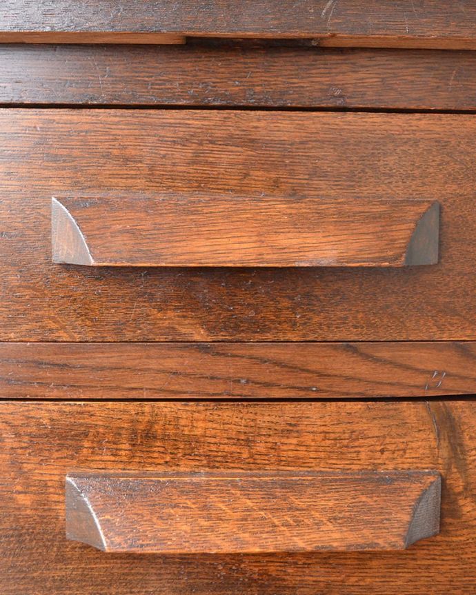 ビューロー　アンティーク家具　英国から届いためずらしいアンティーク家具、ロールアップ扉のライティングビューロー。たっぷり入る引き出し引き出しの取っ手もこんな感じ。(q-2048-f)