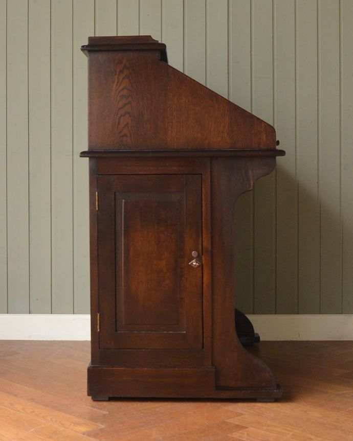 ビューロー　アンティーク家具　英国から届いためずらしいアンティーク家具、ロールアップ扉のライティングビューロー。反対側は･･･逆側は、扉の収納です。(q-2048-f)