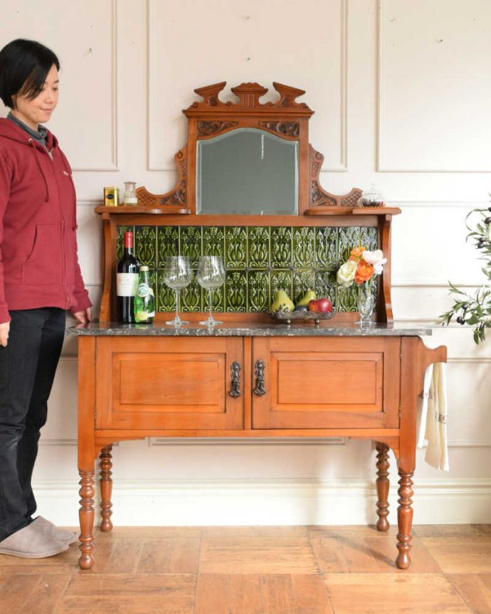 アンティークのキャビネット　アンティーク家具　グリーンのタイルが美しいアンティーク家具、ミラー付きのウォッシュスタンド。アンティークでしか手に入らない家具まだ水道の発達していない時代に洗面所として必ず使われていたウォッシュスタンド。(q-2049-f)