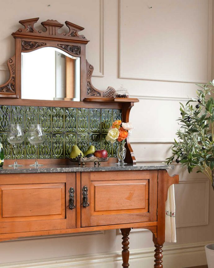 アンティークのキャビネット　アンティーク家具　グリーンのタイルが美しいアンティーク家具、ミラー付きのウォッシュスタンド。タイルと天然大理石の美しいコラボ洗面器を置いて顔や手を洗う用に使っていた家具には、水が弾いてもいいようにタイルと天然大理石の贅沢な素材が使われています。(q-2049-f)