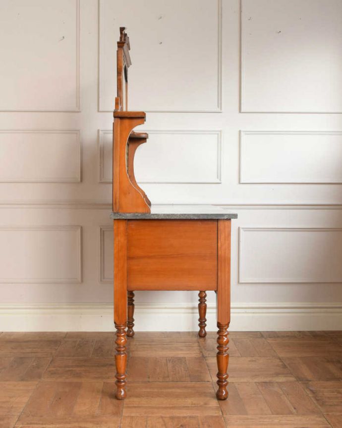 アンティークのキャビネット　アンティーク家具　グリーンのタイルが美しいアンティーク家具、ミラー付きのウォッシュスタンド。横から見てもステキもちろん、横から見てもキレイに仕上がっています。(q-2049-f)