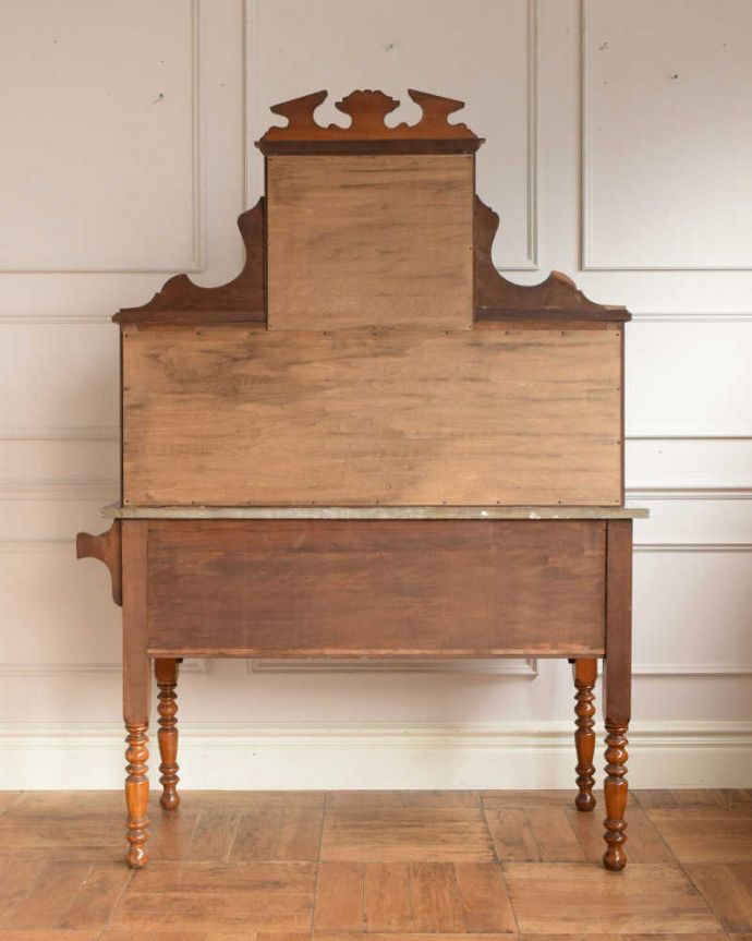 アンティークのキャビネット　アンティーク家具　グリーンのタイルが美しいアンティーク家具、ミラー付きのウォッシュスタンド。キレイに修復しました！アンティークは新品ではないので、経年変化によるキズはありますが、専門の職人がキレイにお直しをしているので、後姿もキレイです。(q-2049-f)