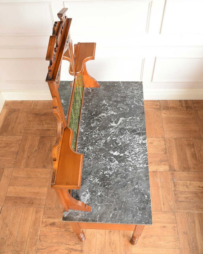 アンティークのキャビネット　アンティーク家具　グリーンのタイルが美しいアンティーク家具、ミラー付きのウォッシュスタンド。天然大理石を使った贅沢な天板天板には女性の憧れ、天然の大理石が使われている贅沢な家具です。(q-2049-f)