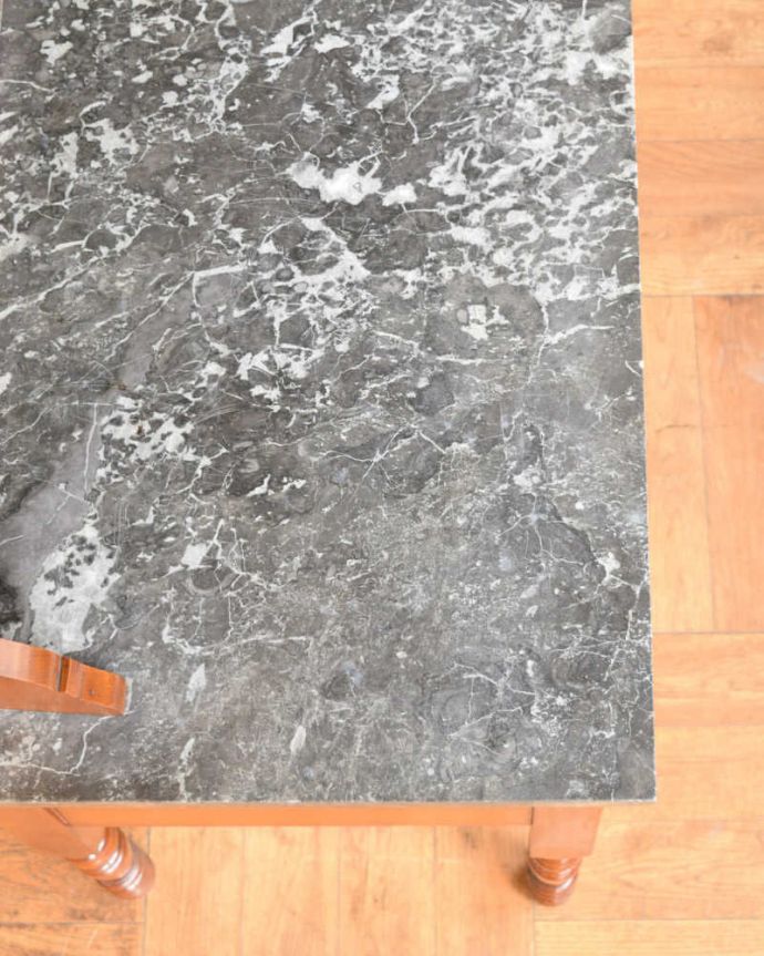 アンティークのキャビネット　アンティーク家具　グリーンのタイルが美しいアンティーク家具、ミラー付きのウォッシュスタンド。コンディションもバッチリ！天然大理石はコンディションが一番大事なポイント。(q-2049-f)