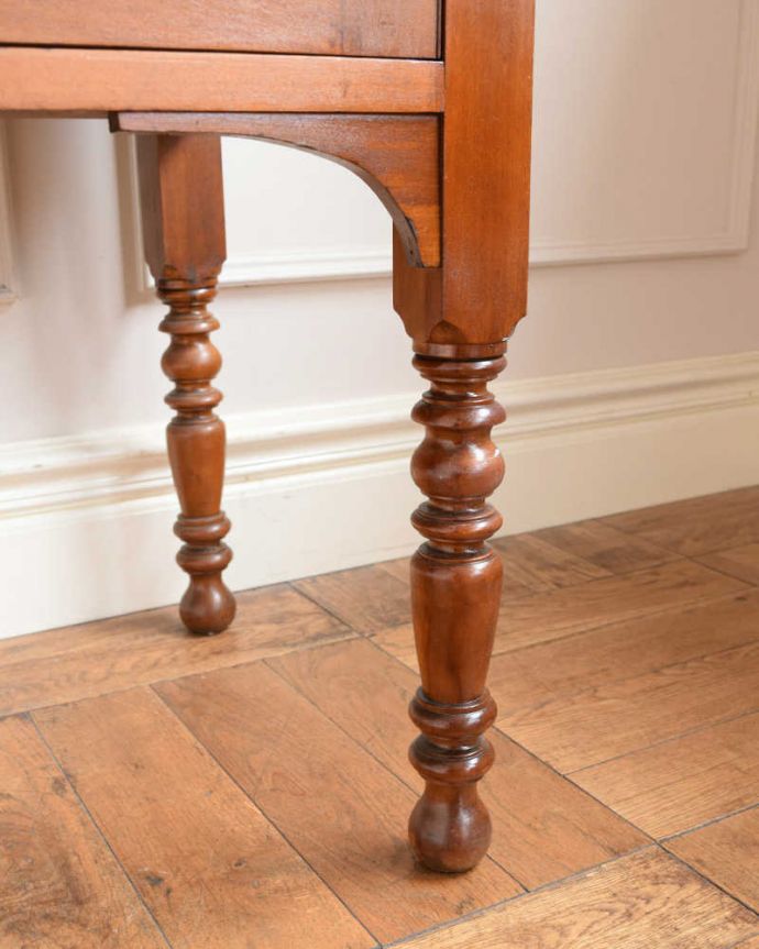 アンティークのキャビネット　アンティーク家具　グリーンのタイルが美しいアンティーク家具、ミラー付きのウォッシュスタンド。女性1人でラクラク運べちゃうんですHandleのアンティークは、脚の裏にフェルトキーパーをお付けしています。(q-2049-f)