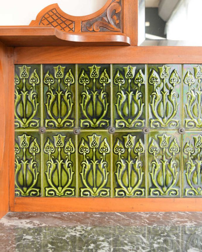 アンティークのキャビネット　アンティーク家具　グリーンのタイルが美しいアンティーク家具、ミラー付きのウォッシュスタンド。アンティークだけが持つ独特の風合い美しい模様のアンティークタイルにうっとり･･･年月を経たアンティークタイルだけが持つ魅力を楽しんでください。(q-2049-f)