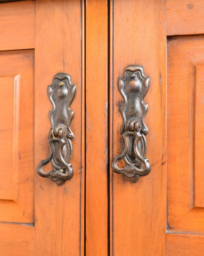 アンティークのキャビネット　アンティーク家具　グリーンのタイルが美しいアンティーク家具、ミラー付きのウォッシュスタンド。扉の取っ手もステキアンティークらしい素敵なデザインが魅力。(q-2049-f)