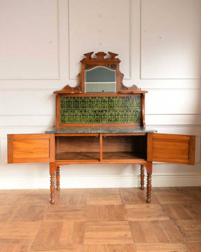 アンティークのキャビネット　アンティーク家具　グリーンのタイルが美しいアンティーク家具、ミラー付きのウォッシュスタンド。扉を開いた中もキレイです。(q-2049-f)