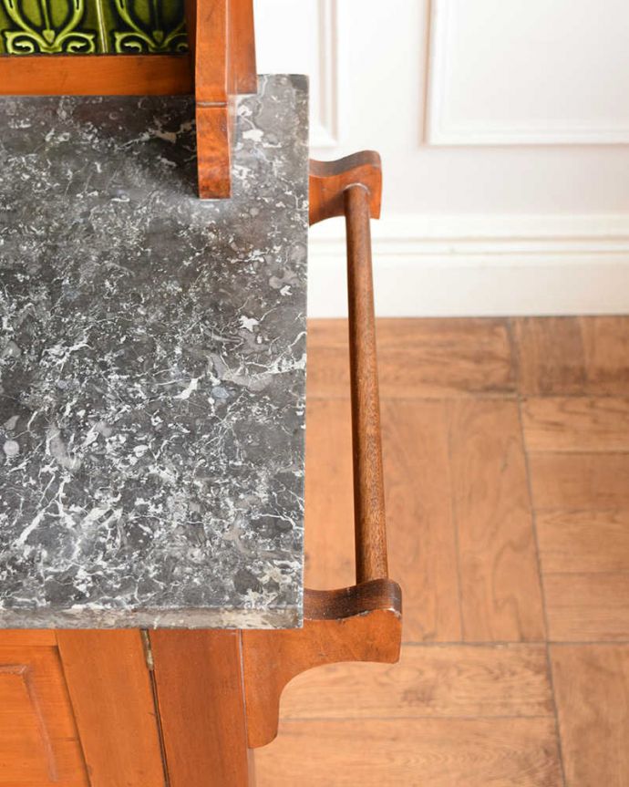 アンティークのキャビネット　アンティーク家具　グリーンのタイルが美しいアンティーク家具、ミラー付きのウォッシュスタンド。タオルバーが付いています家具のサイドにはタオルを掛けていたタオルバーがキレイに残っていました。(q-2049-f)