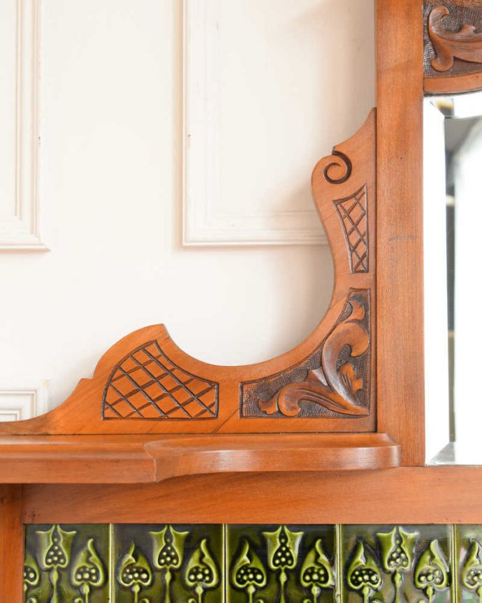 アンティークのキャビネット　アンティーク家具　グリーンのタイルが美しいアンティーク家具、ミラー付きのウォッシュスタンド。惚れ惚れするような美しさとっても堅い無垢材に一体どうやって彫っていったんでしょう？アンティークらしく細かい彫りを眺めているだけでうっとりしてしまいます。(q-2049-f)