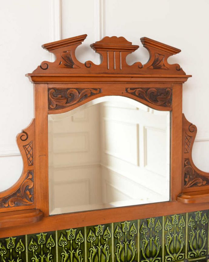 アンティークのキャビネット　アンティーク家具　グリーンのタイルが美しいアンティーク家具、ミラー付きのウォッシュスタンド。新しいミラーでお届けしますこちらは新しいミラーに交換しました。(q-2049-f)