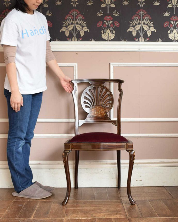 サロンチェア　アンティーク チェア　象嵌が入った貴重な英国アンティークチェア、高級感漂うサロンチェア。上品な雰囲気が漂うチェア。(q-205-c)