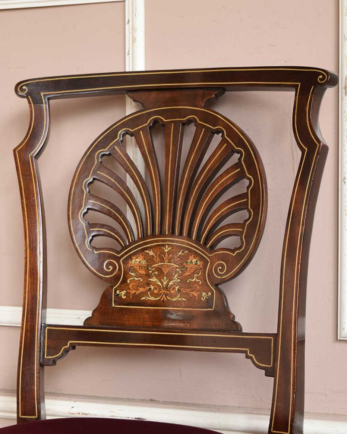 サロンチェア　アンティーク チェア　象嵌が入った貴重な英国アンティークチェア、高級感漂うサロンチェア。木目や色は1脚1脚微妙に違いますが、どれもキレイに仕上げています。(q-205-c)