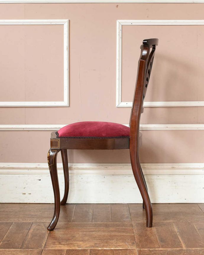 サロンチェア　アンティーク チェア　象嵌が入った貴重な英国アンティークチェア、高級感漂うサロンチェア。横から見ても綺麗な装飾が楽しめます。(q-205-c)