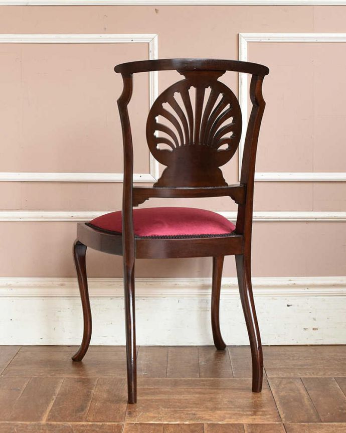 サロンチェア　アンティーク チェア　象嵌が入った貴重な英国アンティークチェア、高級感漂うサロンチェア。アンティークは新品ではないので、もちろん経年変化によるキズはありますが、専門の職人が目立たないようキレイにお直しをしているので、後姿までキレイです。(q-205-c)