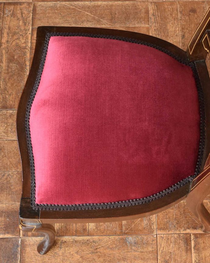 サロンチェア　アンティーク チェア　象嵌が入った貴重な英国アンティークチェア、高級感漂うサロンチェア。座面には布が貼ってあるので、長時間座っても疲れません。(q-205-c)