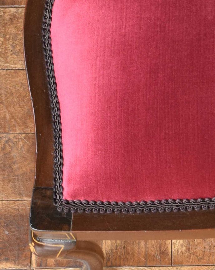 サロンチェア　アンティーク チェア　象嵌が入った貴重な英国アンティークチェア、高級感漂うサロンチェア。座り心地がいいクッション付きの座面。(q-205-c)