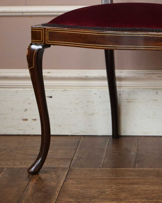 サロンチェア　アンティーク チェア　象嵌が入った貴重な英国アンティークチェア、高級感漂うサロンチェア。きちんとお直ししていますので、大柄な男性でも安心してお掛け下さい。(q-205-c)