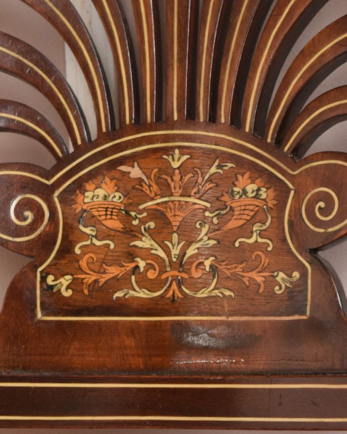 サロンチェア　アンティーク チェア　象嵌が入った貴重な英国アンティークチェア、高級感漂うサロンチェア。背もたれの象嵌はまるで絵画の様な美しさです。(q-205-c)