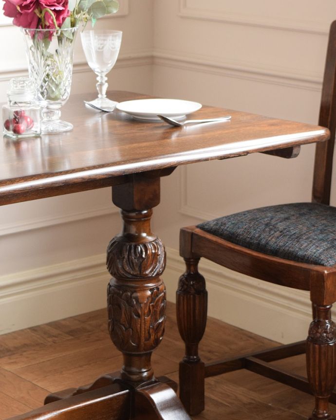 アンティークのテーブル　アンティーク家具　英国スタイルの重厚感あふれるアンティークのダイニングテーブル。カッコよく目立つデザインの脚彫がカッコイイバルボスレッグが一番の特徴。(q-2050-f)