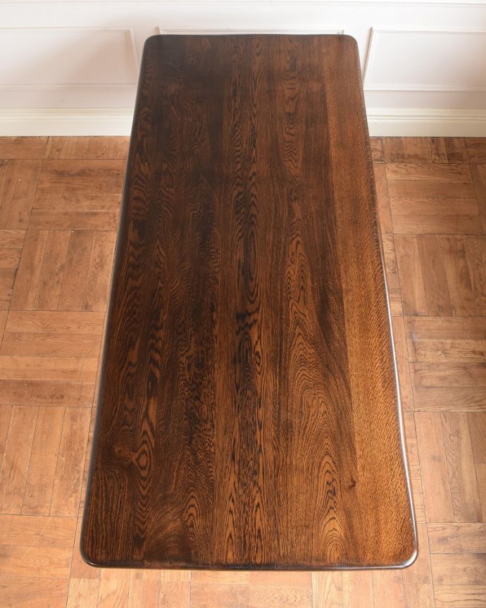 アンティークのテーブル　アンティーク家具　英国スタイルの重厚感あふれるアンティークのダイニングテーブル。天板もキレイに修復しましたテーブルの主役はやっぱり天板。(q-2050-f)