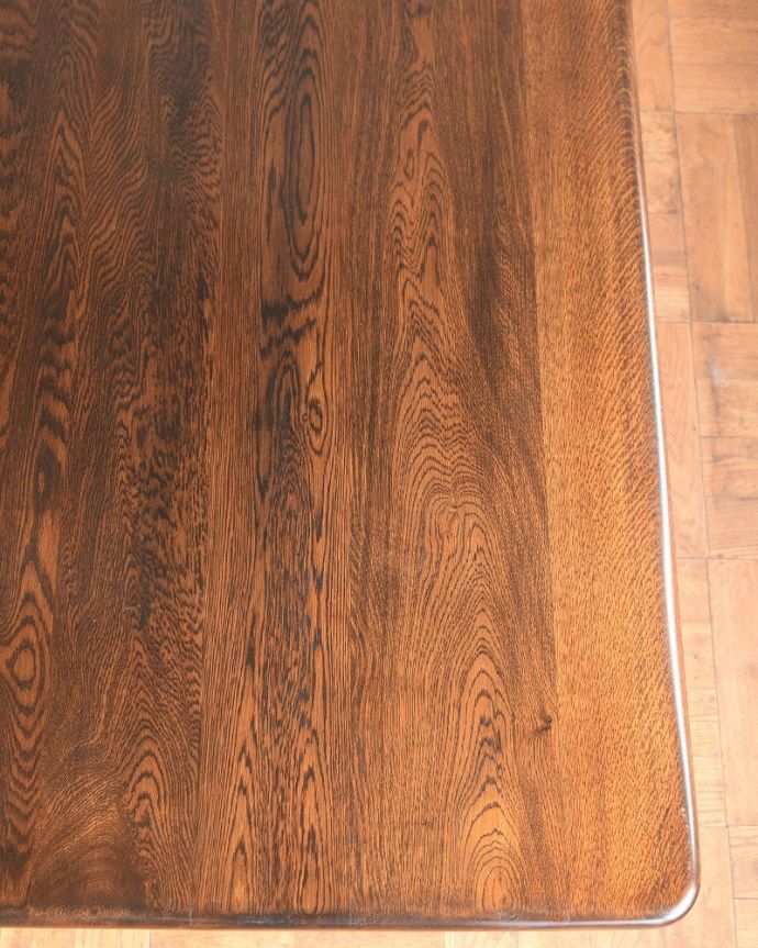 アンティークのテーブル　アンティーク家具　英国スタイルの重厚感あふれるアンティークのダイニングテーブル。近づいてみると･･･アンティークのテーブルは、木目の美しさも魅力の一つです。(q-2050-f)