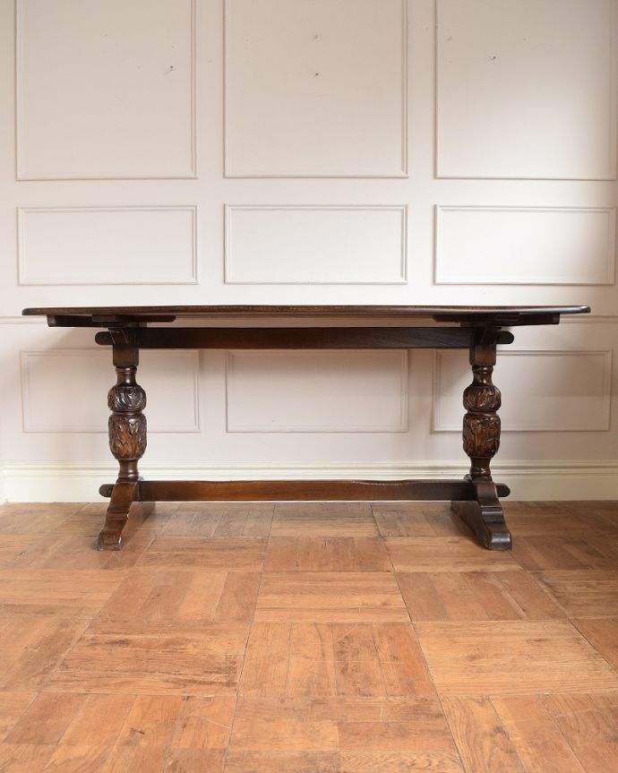 アンティークのテーブル　アンティーク家具　英国スタイルの重厚感あふれるアンティークのダイニングテーブル。真横から見ると･･･サイドから見てみると、こんな感じで美しいです。(q-2050-f)