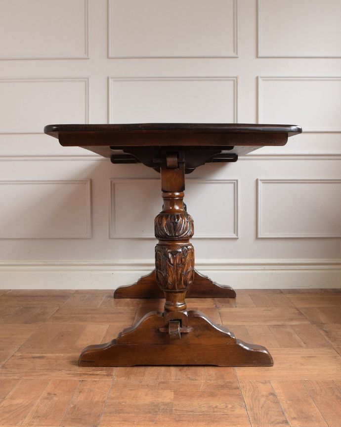 アンティークのテーブル　アンティーク家具　英国スタイルの重厚感あふれるアンティークのダイニングテーブル。クルッと回転。(q-2050-f)