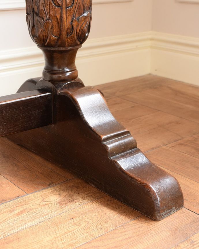 アンティークのテーブル　アンティーク家具　英国スタイルの重厚感あふれるアンティークのダイニングテーブル。持ち上げなくても移動できます！Handleのアンティークは、脚の裏にフェルトキーパーをお付けしていますので、床を滑らせてれば女性1人でも移動が簡単です。(q-2050-f)