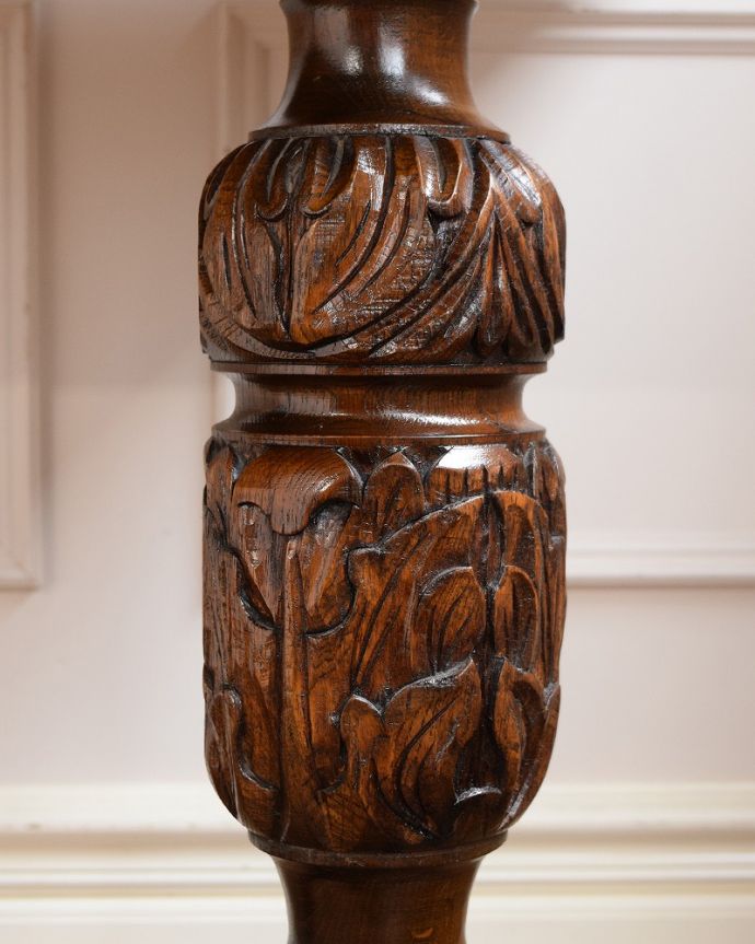 アンティークのテーブル　アンティーク家具　英国スタイルの重厚感あふれるアンティークのダイニングテーブル。うっとりする美しさアンティークだから手に入る美しい彫。(q-2050-f)