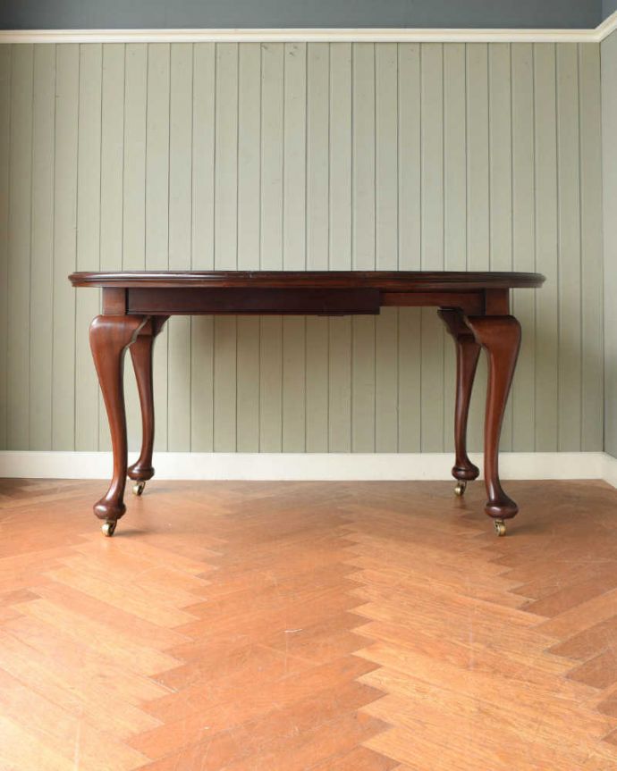 アンティークのテーブル アンティーク家具 1930年代の英国輸入のアンティーク家具、クイーンアンスタイルのエクステンションテーブル。天板を大きくした状態でも使えます家族が増えた時やみんなが集まった時、大きなサイズにすれば便利に使えます。(q-2051-f)