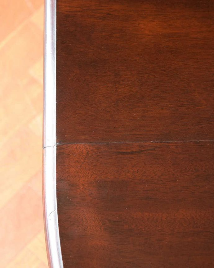 アンティークのテーブル アンティーク家具 1930年代の英国輸入のアンティーク家具、クイーンアンスタイルのエクステンションテーブル。近づいて見てみると、天板はこんな感じです。(q-2051-f)
