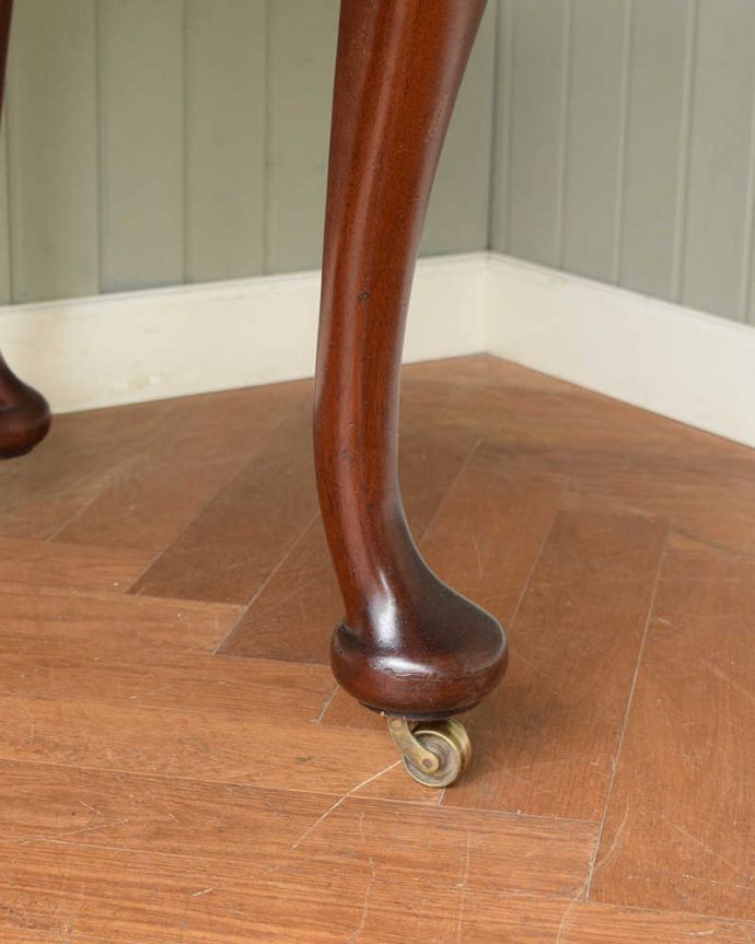 アンティークのテーブル アンティーク家具 1930年代の英国輸入のアンティーク家具、クイーンアンスタイルのエクステンションテーブル。脚先には、キャスターアンティークは、今のプラスチックと違って質感がいいので動きは悪いですが、ちゃんと動きます。(q-2051-f)