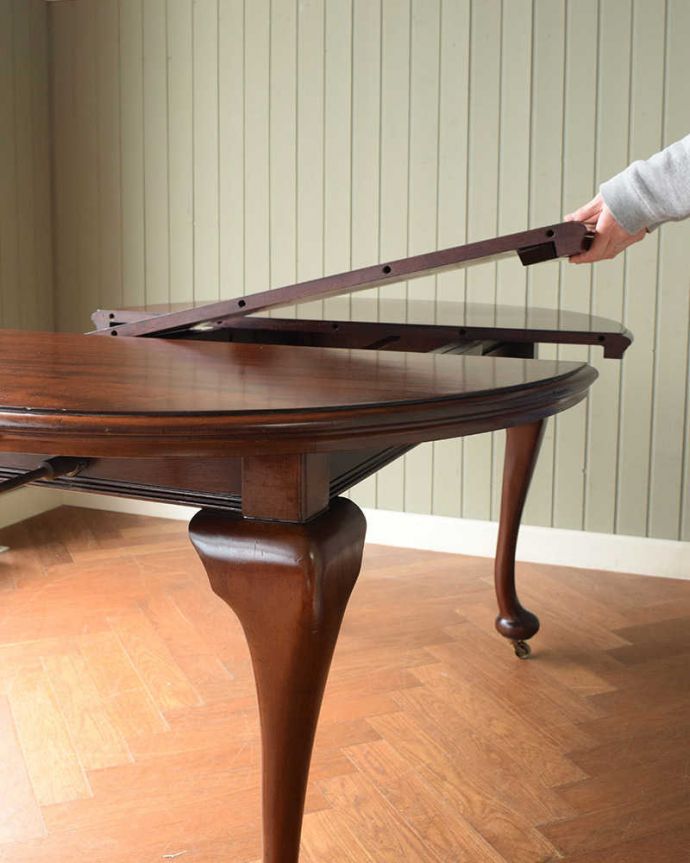 アンティークのテーブル アンティーク家具 1930年代の英国輸入のアンティーク家具、クイーンアンスタイルのエクステンションテーブル。あっという間にサイズ変更OK!出てきた天板をはめ込んでサイズを変えれるようになっているめずらしいテーブルなんです。(q-2051-f)