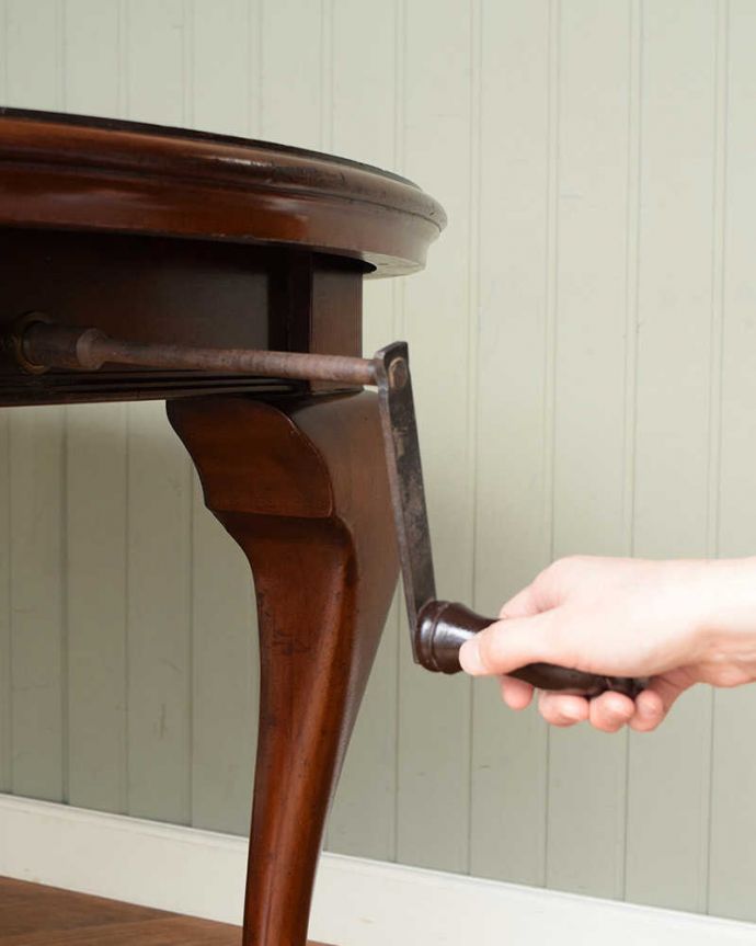 アンティークのテーブル アンティーク家具 1930年代の英国輸入のアンティーク家具、クイーンアンスタイルのエクステンションテーブル。ハンドルが付いていますハンドルをくるくる回すと、中から継ぎ足し部分のテーブルが現れます。(q-2051-f)