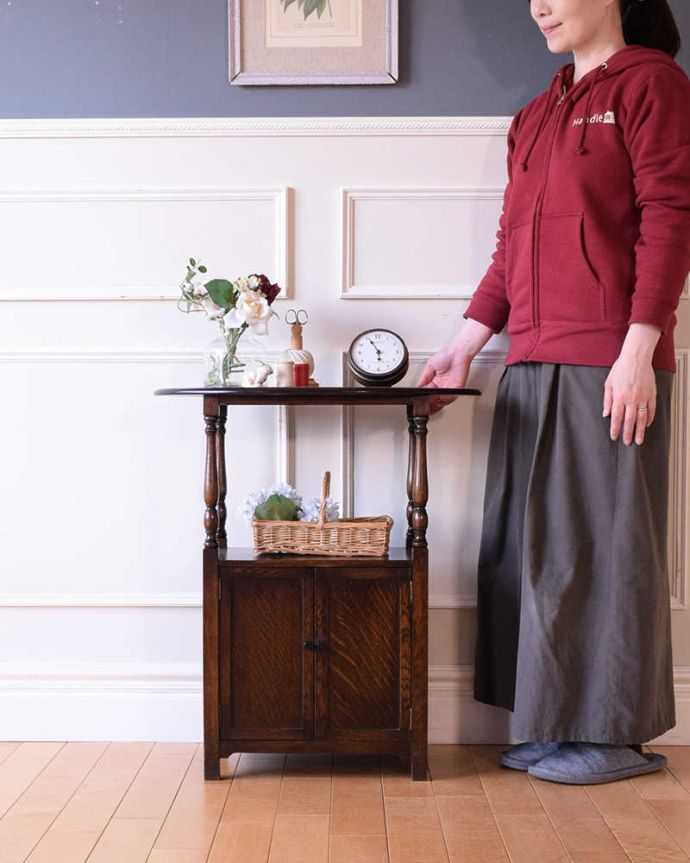 アンティークのテーブル　アンティーク家具　英国のアンティーク家具、収納付きのオケージョナルテーブル。便利に使えるコンパクトサイズのテーブル「オケージョナル」とは「便利に使える」と言う意味。(q-2052-f)