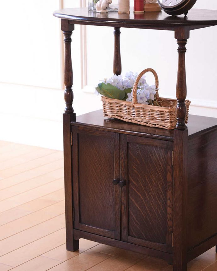 アンティークのテーブル　アンティーク家具　英国のアンティーク家具、収納付きのオケージョナルテーブル。キレイに修復しましたこのタイプの修復には自信があります！専門の職人がしっかりお直ししたので安心してお使い下さい。(q-2052-f)