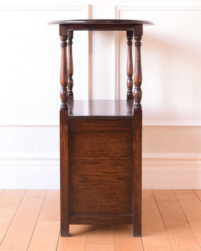 アンティークのテーブル　アンティーク家具　英国のアンティーク家具、収納付きのオケージョナルテーブル。クルッと回転。(q-2052-f)