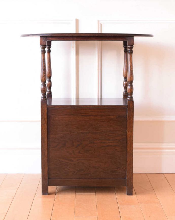 アンティークのテーブル　アンティーク家具　英国のアンティーク家具、収納付きのオケージョナルテーブル。後ろ姿にも自信がありますアンティークは新品ではないので経年変化によるキズはありますが、専門の職人がしっかり修復したので、後ろから見てもキレイです。(q-2052-f)