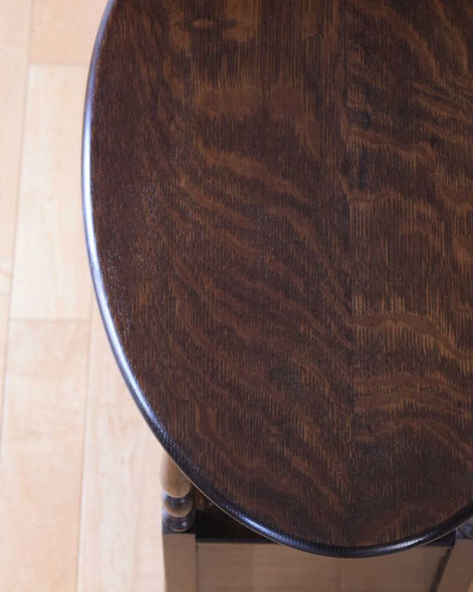 アンティークのテーブル　アンティーク家具　英国のアンティーク家具、収納付きのオケージョナルテーブル。近づいて見てみると･･･天板を見てみるとこんな感じです。(q-2052-f)