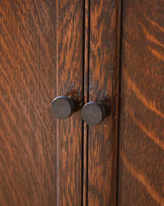 アンティークのテーブル　アンティーク家具　英国のアンティーク家具、収納付きのオケージョナルテーブル。扉の取っ手ちょこんと小さな取っ手が付いています。(q-2052-f)