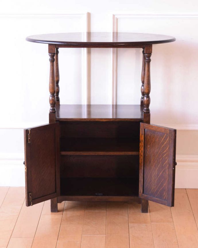 アンティークのテーブル　アンティーク家具　英国のアンティーク家具、収納付きのオケージョナルテーブル。扉の中を開けみると･･･閉じれば見えない扉の中も、もちろん専門の職人がキレイに修復しました。(q-2052-f)